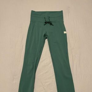 Vuori Daily Pocket Legging in Iron (Green/Blue)